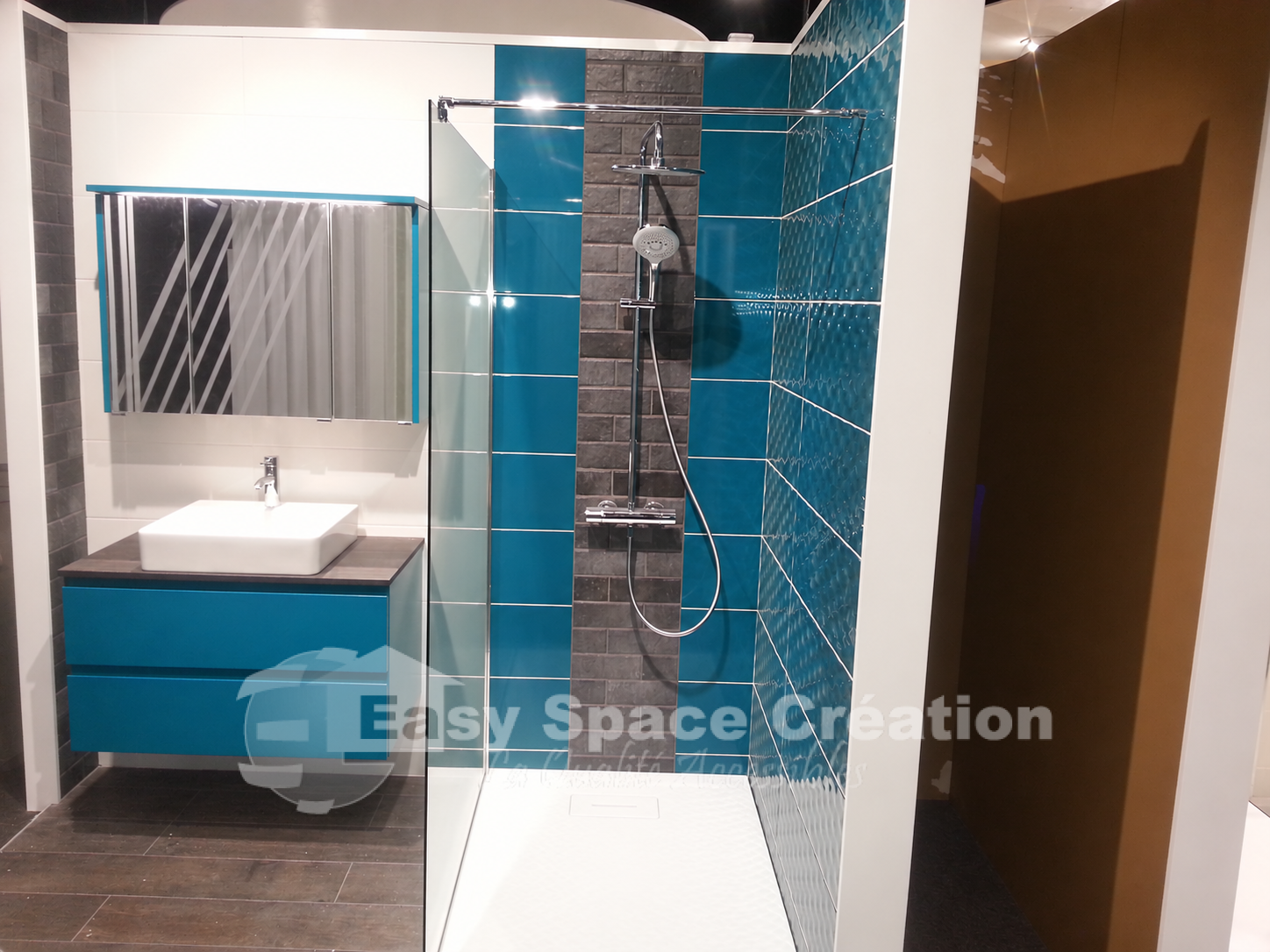 Douche turquoise et grise, avec vasque blanche — réalisation Easy Space Création