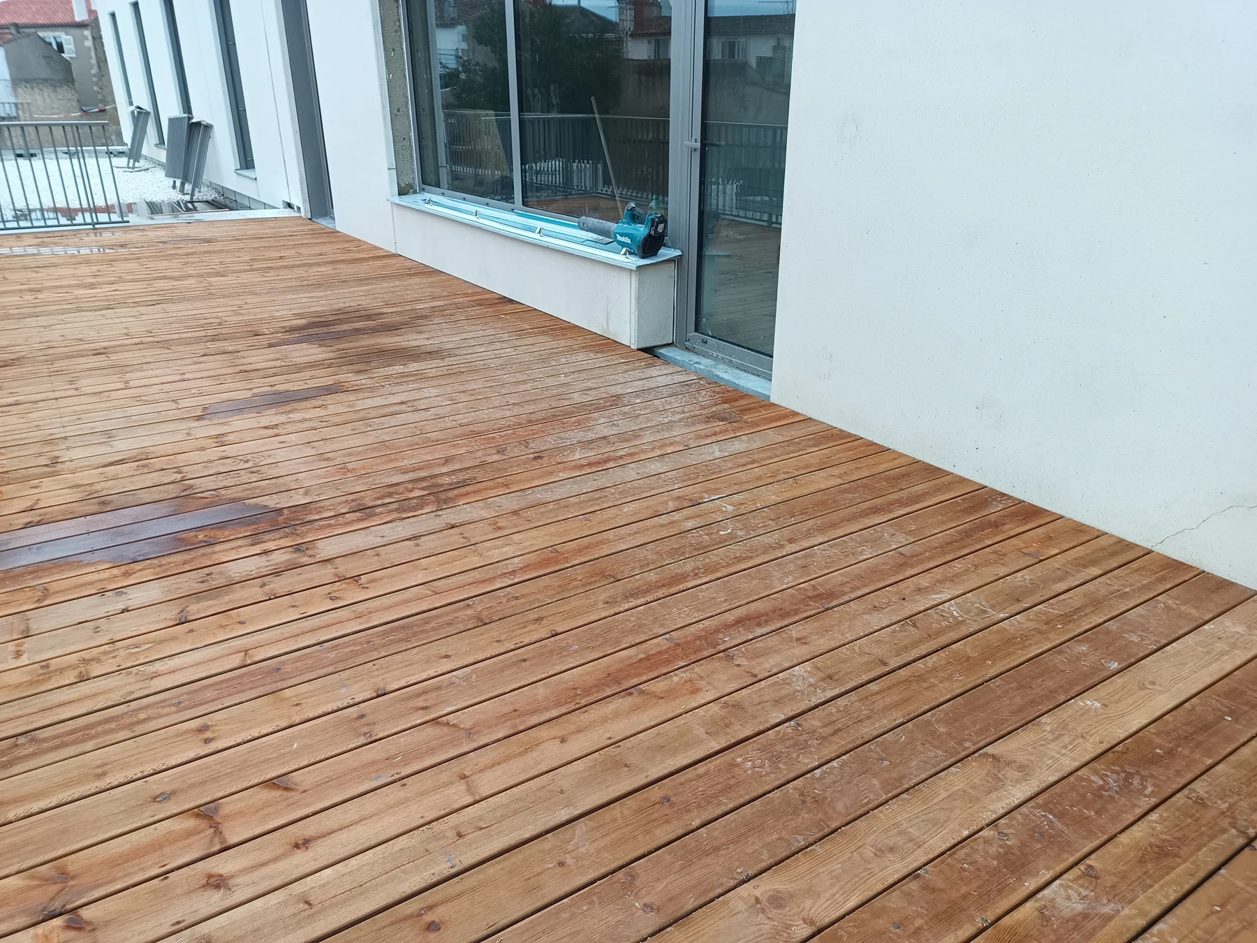 Grande terrasse en lames de bois
