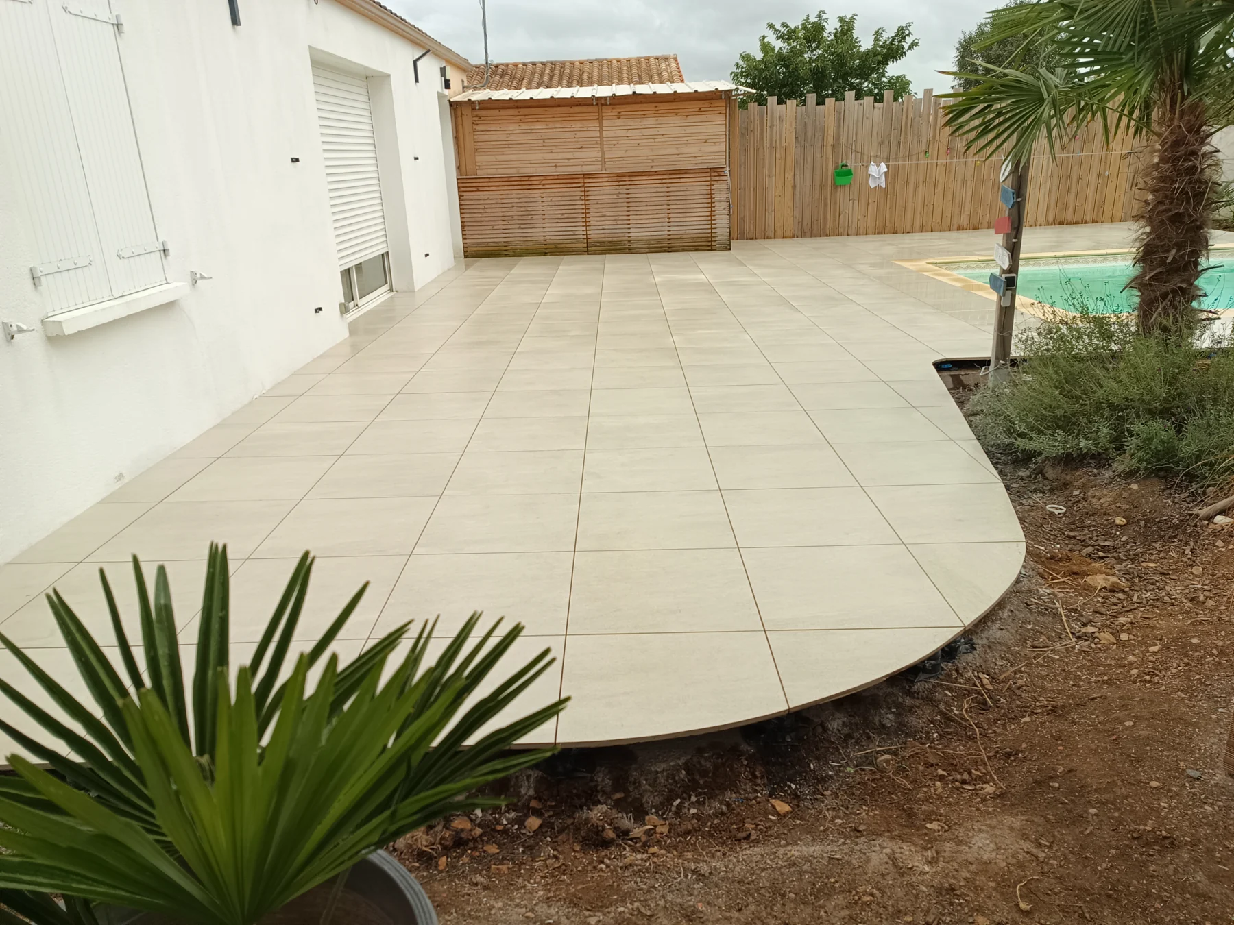 Terrasse claire avec une rive arrondie
